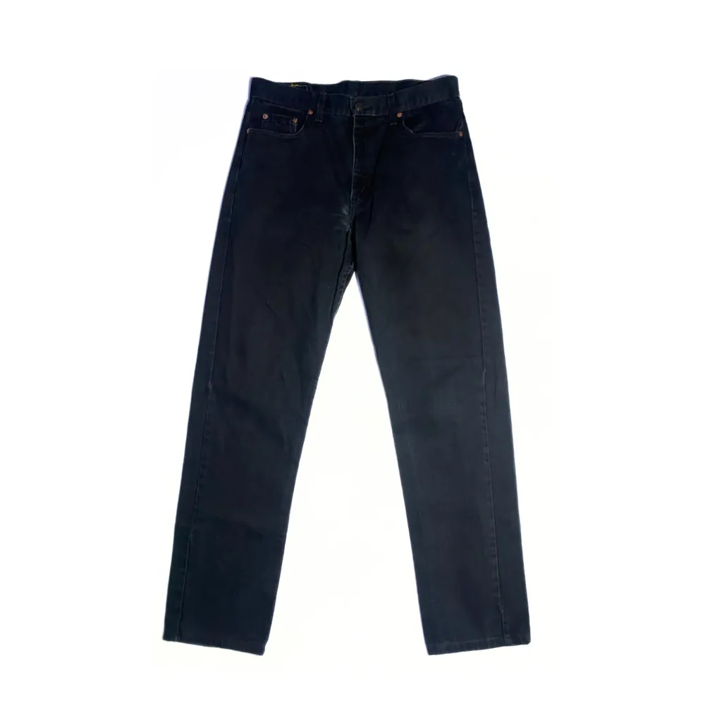 Size: 32/32. Svart. Condition: vintage. Alla jeans är uppmätta av oss! Har ni frågor eller funderingar är det bara slide DM, tveka inte!. Jeans & Byxor.