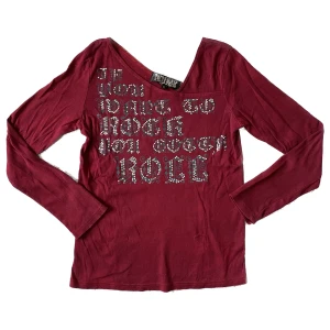 Röd tröja med rhinestones - Så nice röd tröja med rhinestones. Några rhinestones har fallit av men inget man tänker på, skriv så kan jag skicka bilder närmare.  Strlk XL