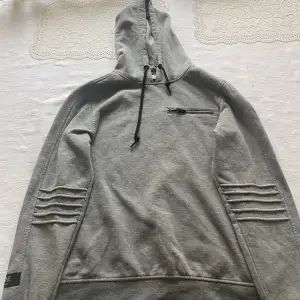 En fin grå hoodie från Jack&jones, det står ingen storlek men skulle gissa att det är en M,man betalar frakt själv 