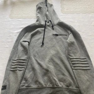 Grå hoodie  - En fin grå hoodie från Jack&jones, det står ingen storlek men skulle gissa att det är en M,man betalar frakt själv 