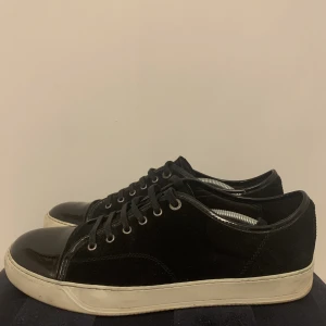 Lanvins - Säljer dessa svarta lanvins i storlek 45/11 Skick 8/10 Om det är något ni undrar så är det bara att fråga!⭐️⭐️⭐️ 