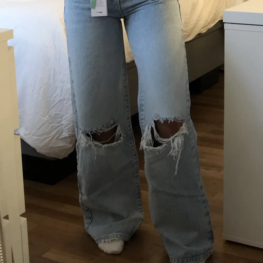 Säljer dessa idun wide jeans från Gina tricot i storlek 32 då dom är för små. Nyskick aldrig använda, lappen är kvar.  Nypris 599 kr  Jag är 158 cm lång 🤍. Jeans & Byxor.