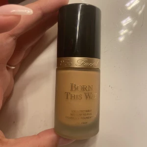 Foundation - Säljer min too faced foundation (born this way) som endast är testad, nypris 519kr🩷köpt på sephora, säljer då det inte är min färg, färger natural beige🩷