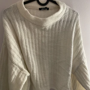 Vit stickat tröja - En vit stickad tröja som är köpt, för länge sen. Knappt andvänd då den ej passade, den är väldigt stretchig. Skriv för mer bilder💓💓