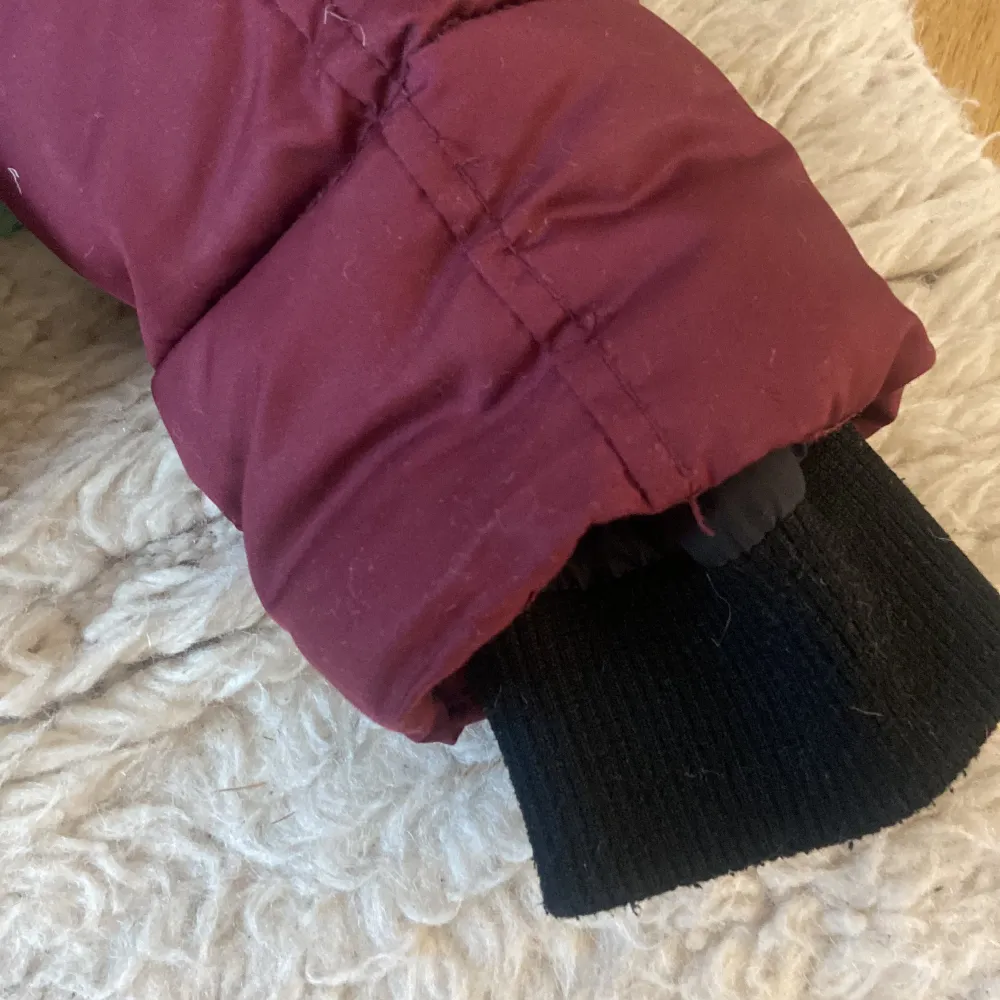 Vinterjacka för barn. Vind och vattenfast. Fodrad. Löstagbar luva. Bra skick. Från H&M. 9 år 140 cl . Takit.