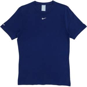 Säljer denna as snygga T-shirt från Nikes collab med Nocta som jag använt ett par gånger men den har inga fel på sig och är i toppskick. Svår tröja att hitta nuförtiden så säljs fort. Skick 10/10