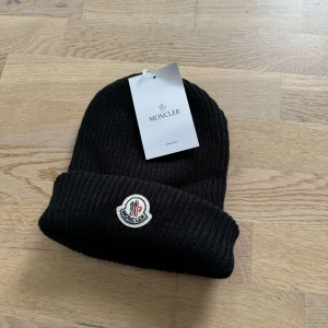 Moncler mössa  - Tjenare säljer min Moncler mössa passade inte ritkgit mig så säljer vidare kan fraktas men köparen står för frakten 
