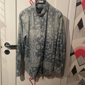 Ralph Lauren skjorta - Hej! Säljer denna fina skjorta för endast 300kr. Skick 10/10! Den har bara blivit använd en gång. Hör av dig om du undrar något! 👋