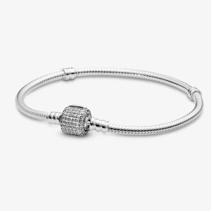 Pandora armband - Säljer nu mitt fina Pandora armband då jag knappast bär silver. Bara armbandet kostar 900kr nypris. Självklart får ni med båda berlockerna 🩷