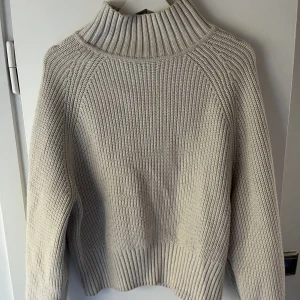 Stickad tröja  - Superfin stickad tröja från h&m i bra skick och inget nopper!💕 endast använd fåtal gånger 