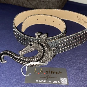 BB Simon Bejeweled  - Storlek 36 äkta BB Simon. Har också kvittot. Säljer den för att den är för att jag är för smal för att ha på mig den.   Size 36 Belt BB Simon