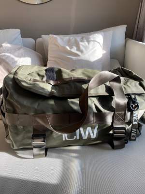 En stor och fin träningsväska som går att använda både som ryggsäck och duffelbag. Väskan är i nyskick.