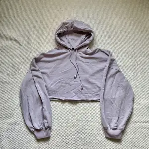 Ljuslila croppad hoodie från H&M i storlek L (jag är en S så det funkar som oversized). Använt ett par gånger, fint skick 🌸 pris kan diskuteras 😊