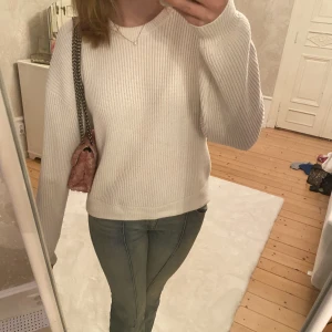 Vit stickad tröja från zara❤️‍🔥❤️‍🔥 - Jättemysig stickad tröja från zara som ja köpte i vintras men tyvärr inte kommer till användning längre💋💋