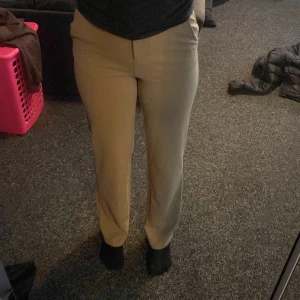 Kostymbyxor storlek Xs  - Säljer mina kostymbyxor då det inte har kommit till användning. Dock så har jag sytt upp de så det inte är lika långa. Så de passar perfekt på mig som är 165cm ungefär 🩷  Bara provat så inprincip nya ☺️