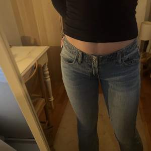 Jätte snygga lågmidjade jeans köpta på Plick. På bild två/tre är modellen 158!! 💕💕💕köpare står för frakt😘