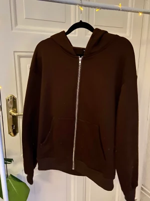 Brun hoodie - 💘 TRYCK INTE PÅ KÖP KNAPPEN UTAN KONTAKTA MIG ISTÄLLET PÅ PLICK OM DU VILL HANDLA 💘  säljer nu en fin brun hoodie, vänligen läs bion innan du kontaktar mig, endast seriösa köpare! fraktar bara och då genom postnord, undantag kan förekomma