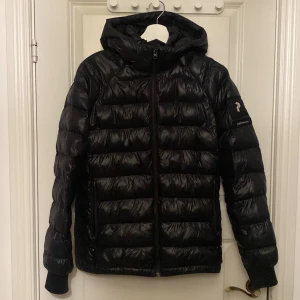 Peak performance jacka - Säljer denna jacka i använt skick, storlek 170 men passar även mig som är 178. kan gå ner i pris vid snabb affär. Tveka inte av att skriva vid funderingar.