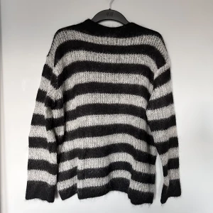 & Other stories stickad tröja - Randig i  svart grå stickad tröja.  Oversize. 