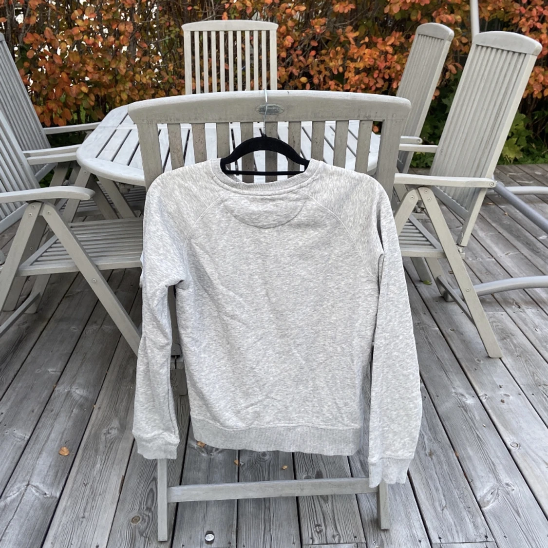 Grå Gant sweatshirt med mörkblått tryck - 90