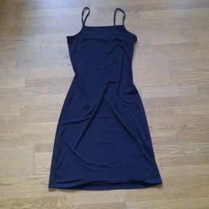 Svart klänning - En svar skön och tunn klänning perfekt till sommaren. Den är aldrig använd och då därför i parfäkt skick.