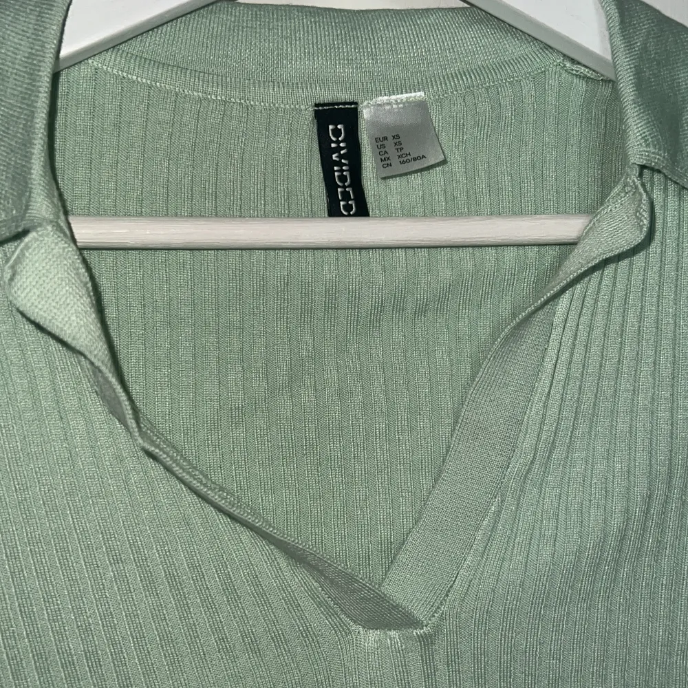 Mint grön tröja från H&M. Aldrig använd. (Ser grönare ut i verkligen).. Blusar.