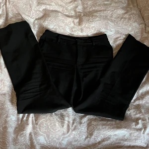 Kostymbyxor  - Säljer dessa kostymbyxor från bikbok. Dem är högmidjade och är i jätte bra skick. De är storlek 40 och bootcut/flare. Köpta för 600 tror jag och säljer för 200.
