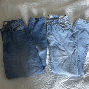 Två par jeans från bershka - Båda i fint skick förutom en söm som gått upp på de mörkblåa (bild 3). Därför skickas de med på köpet av det ljusa paret. 