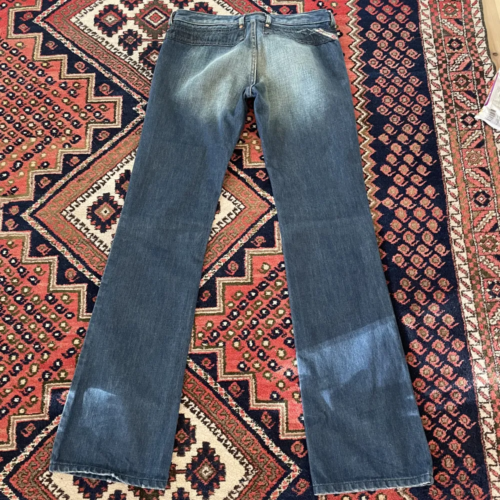 Supersnygga bootcut disel jeans i perfekt skick!🌟Storlek 27. Mått: midja: 39, innerbenslängd: 84💘Skriv om du har frågor, pris kan diskuteras!. Jeans & Byxor.