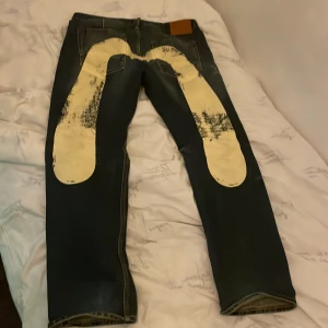 Feta evisu jeans, sällsynt - Evisu jeans, 2010 modell 38x34. Midja:49, längd:111. Benöppning:22. Ben:33. Fråga på om ni har frågor. Pris kan diskuteras. 