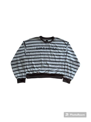 Boxy sweatshirt  - Perfekt använt skick! Inga som helst brister! Storlek large på lappen sitter boxy, se alla bilder för att se hur den sitter på mig som är 180cm 