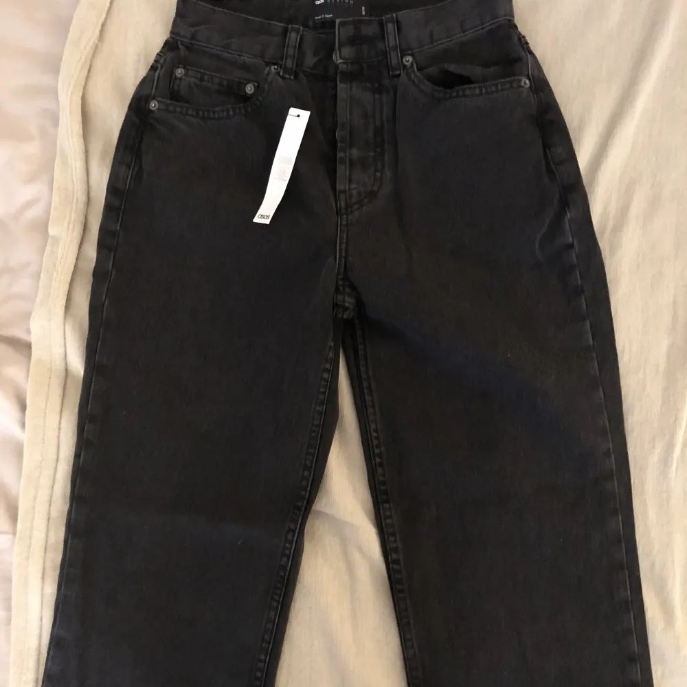 Ett par svarta jeans från ASOS, 90-talspassform. Köpte fel storlek så jeansen är helt oanvända :) . Jeans & Byxor.