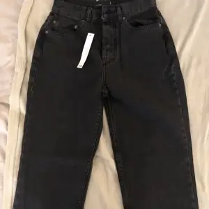 Ett par svarta jeans från ASOS, 90-talspassform. Köpte fel storlek så jeansen är helt oanvända :) 