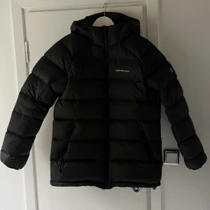 Peak Performance Jacka - Peak Performance Jacka, down hood. Köptes för en månad sedan, säljes pga för stor!  Köpte för 4200kr, endast använd 1 gång. Kan diskutera priset vid snabb affär 💕💕 Skriv för fler bilder!