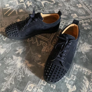 Christian Louboutin - Säljer mina riktigt feta loubs då jag är sugen på andra skor. Dom är såklart helt äkta, endast använda 2 ggr. Allt original medföljer, alltså dustbags, extra snören, extra spikar och skohornet. Pris kan diskuteras. Skriv för mer bilder! Kvitto finns. 🥂
