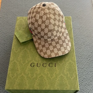 Gucci keps - Äkta Gucci keps använd fåtal gånger Box, kvitto och påse följer med