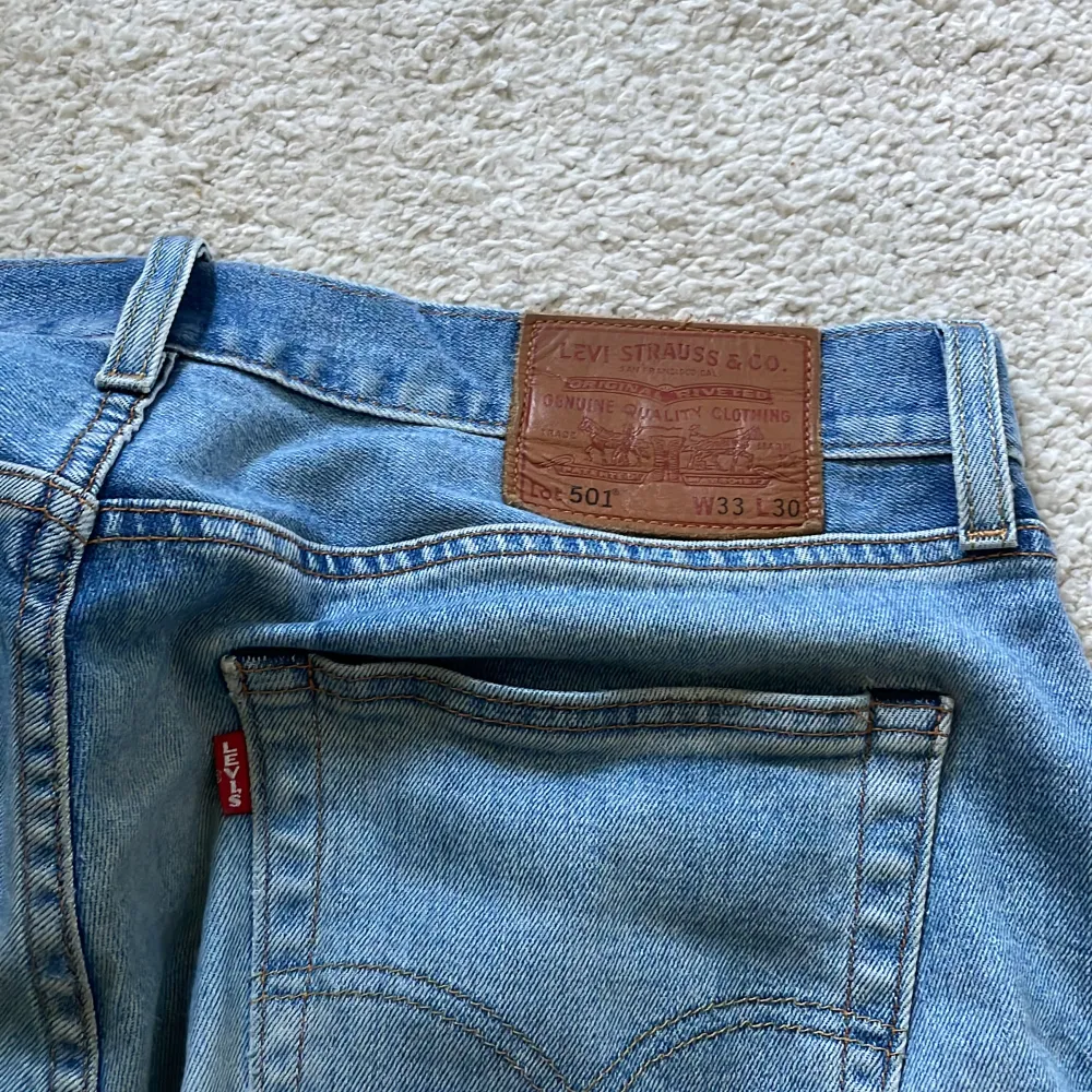 Levis Jeans Använt skick   Storlek: W:33 L:30  Modell: 501. Jeans & Byxor.