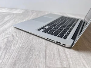 MacBook Air 2013 - Hejsan, jag vill sälja min 3 år gamla MacBook Air med 2 st laddare. Den är i topp skick och har knappt använt den efter tiden i gymnasiet.