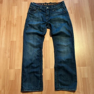 Rock revival jeans - Sjukt drippade baggy rockrev jeans😩🤯cheaper than dis u wont find either fr🤤säljer för behöver pengar akut💀💀otherwise they keepers🤤pris går diskuteras köpare står för frakt💯🙏