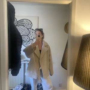 Kort beige kappa - En kort beige kappa från NA-KD inköpt för ett årsedan. Lite oversize i modellen som ger jackan en cool look.   Nypris 1099