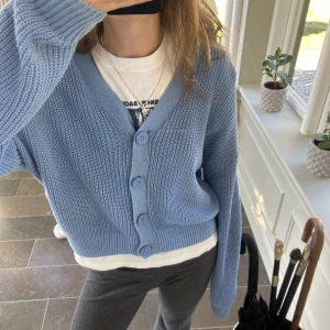 Koffta  - Blå stickad kofta 