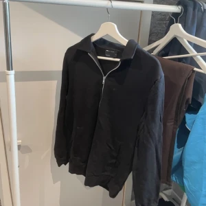 Sweatshirt Full Zip - Säljer denna zip tröja som är i jättefint skick. Passar perfekt för Stockholmsstil och överhuvudtaget. Den är i storlek S men passar även dem med M (jag är 182 och den passar mig). Skriv vid frågor😊