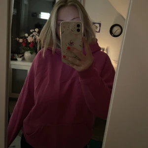 Hoodie - Hej! Säljer denna super fina rosa hoodie med coolt tryck på baksidan! Lite oversized och väldigt mysig!💖