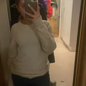 Stickad tröja  - Ganska nopprig annars i bra skick 