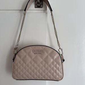 Väska från guess - Ljusrosa GUESS-väska, använd få gånger.