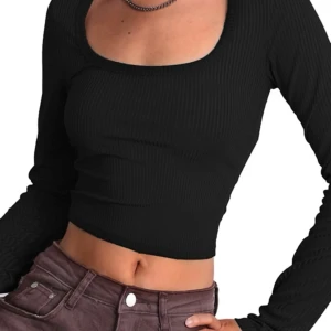 Svart topp från SHEIN  - Säljer min svarta topp från Shein i storlek M, har sällan använts och är i nyskick✨