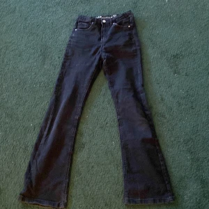 Flare jeans - Svarta högmidjade flare jeans från Kappahl ❤️ storlek 158-164❤️buda gärna 