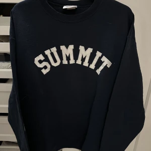 Beyond retro sweatshirt  - Köpt på beyond retro i Stockholm för ca 2 år sedan. Väldigt bra skick. Storlek Xl men funkar för mig som har s/34 men beroende på hur man vill att den ska sitta. Kan bäras av både kille och tjej  💕