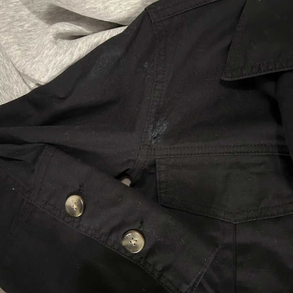 Svart jacka från dobber med fina detaljer i form av fickor och knappar. Lite slitage se sitta bilden. Köparen står för frakten🤍. Jackor.