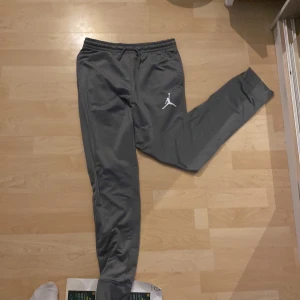 Jordan set - knappt använd jätte fin jordan outfit. Byxorna ingår köpt från JD sports.